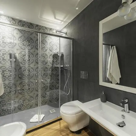 New Born 招待所 罗马